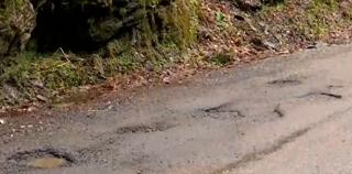 Drumul naţional care arată ca o uliţă. Şoferii fac slalom printre gropi și conduc cu 30 km/h. De ce se amână modernizarea lui