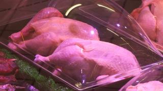 Scandalul puilor "vopsiţi". La ce trebuie să fim atenţi atunci când cumpărăm carne de pasăre
