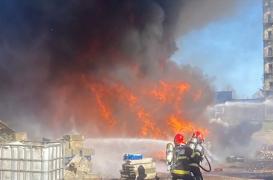 Incendiu violent la o hală din Piteşti. Flăcările au distrus faţada unei clădiri