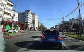 O şoferiţă s-a înfipt cu maşina în zidul unei bănci din Baia Mare, după ce a încurcat vitezele la cutia automată. Accidentul a fost filmat 