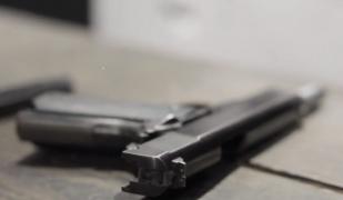 Un băiat de 15 ani a împuşcat din maşină un trecător, pe o stradă din Tulcea. Adolescentul a scos arma şi a tras