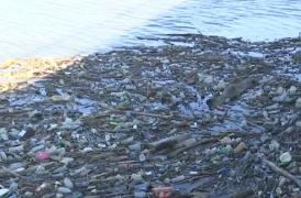 Lacul de acumulare de pe Olt care arată ca o groapă de gunoi. Autorităţile promit că vor curăţa zona, dar se lovesc de o problemă gravă