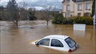 "Toate sunt distruse. Sunt disperată!" Furtuna Nelson a făcut prăpăd în Franţa. Sute de oameni au fost evacuaţi, iar o persoană a fost dată dispărută