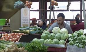 Una dintre cele mai ieftine legume din pieţe, de trei ori mai scumpă. Un kg a ajuns la 10 lei: "Acum e trufanda"