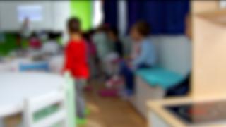 "Punem toată clasa să te bată!" Educatoare înregistrată în timp ce loveşte şi ameninţă un copil, la o grădiniţă din Ploieşti