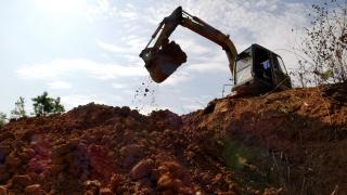 Poliţiştii nu au putut opri nici cu focuri de armă un buldoexcavator care mergea haotic în Teleorman. Şoferul s-a predat singur după o zi