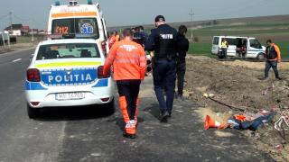 Bărbaţii prinşi sub un mal de pământ, în Cotnari, au încercat să se elibereze cu mâinile goale. Pentru unul dintre ei, salvatorii nu au mai putut face nimic