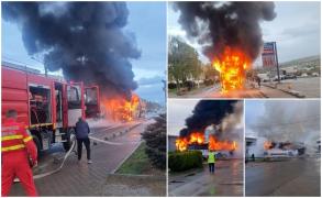 Un autocar în care se aflau 30 de elevi a luat foc pe un drum din Moldova Nouă, în Caraş-Severin