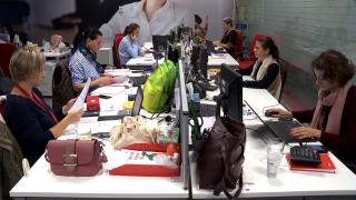 Avem număr record de bugetari şi salarii uriaşe după "austeritatea" aplicată de Guvern la stat. Economiştii anunţă vremuri grele după alegeri