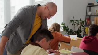 Elevii din România ar putea învăţa cu ajutorul TikTok-ului şi al inteligenţei artificiale. Cum arată "clasa viitorului"