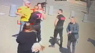 Un individ a scos pistolul la paznicul mall-ului din Galaţi. Soţia agresorului fusese atenţionată că a parcat pe locul persoanelor cu handicap