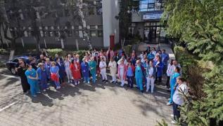 Mii de medici au protestat azi în peste 300 de spitale din ţară. Vor salarii mai mari, condiții mai bune de muncă şi ameninţă cu greva generală