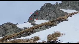Turist spaniol, găsit întâmplător de salvamontişti în masivul Făgăraş. Bărbatul rămăsese blocat de ore bune în peretele unei stânci