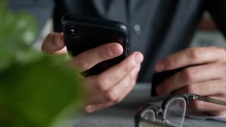 Copilă de 11 ani, abuzată de cel care trebuia să o îngrijească. Bărbatul din Capitală posta pe internet sute de materiale pornografice cu minori