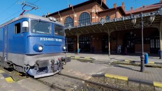 Tot mai mulţi români aleg să meargă cu trenul, deşi biletele s-au scumpit de 2 ori în 6 luni. "E mai confortabil, mai în siguranţă"