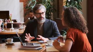 Marea greşeală comisă de candidaţi la interviul de angajare. "Reţeta" pentru a primi jobul