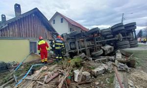 O autobasculantă s-a înfipt în casa unui sucevean. Şoferul, un tânăr de 29 de ani, lovise şi un stâlp electric