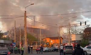 Incendiu puternic în Bucureştii Noi, spre Şoseaua Chitilei: arde un depozit din Sectorul 1. Flăcările s-au extins la o clădire vecină