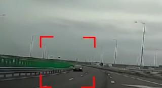 Şofer filmat mergând nonşalant pe contrasens, pe autostradă. Ceilalţi conducători auto reuşesc pe muchie de cuţit să evite maşina