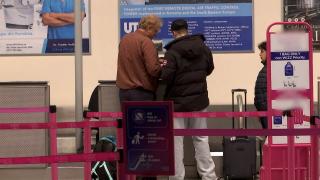 Românii râvnesc tot mai mult după vacanţe, dar caută variantele cele mai ieftine de zbor. Tinerii sunt cei mai împătimiţi