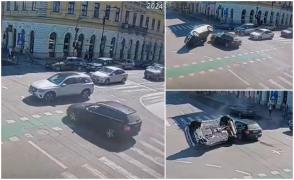 Impact teribil filmat într-o intersecție din Cluj. O şoferiţă a spulberat şi răsturnat cu maşina un SUV, după ce a trecut pe culoarea roșie a semaforului