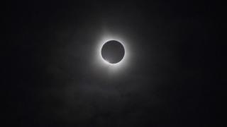 Eclipsa totală de soare, 8 aprilie. Patru sute de cupluri şi-au unit destinele în momentul în care ziua a devenit noapte