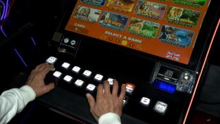 10 milioane de români încă vor avea păcănele la ei în oraş. Legea, "îmblânzită" în Parlament înainte de a fi adoptată