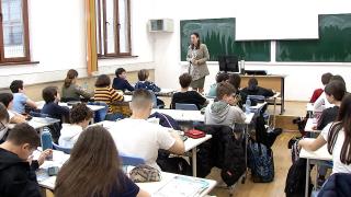 Anul şcolar 2024-2025. Repartizarea elevilor se va face prin tragere la sorţi sau în ordine alfabetică, din toamnă. Copiii se vor trezi cu alţi colegi sau profesori
