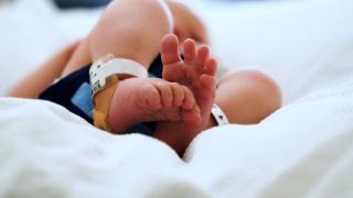 Trend alarmant: mai puţine naşteri şi mai multe decese. Situaţia dramatică înregistrată în februarie