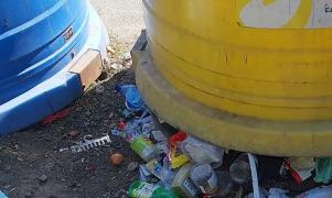 Afacere pornită din lenea consumatorilor. Hoţii fură PET-urile cu sigla SGR din pubele şi fac sume mari zilnic