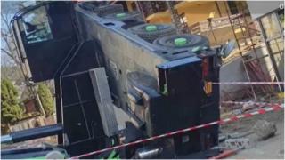 Stradă din Maramureș, blocată ore în șir după ce o macara s-a răsturnat în mijlocul drumului. Șoferul nu ar fi asigurat utilajul cum trebuie