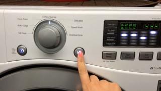 Trucul prin care prelungim viaţa hainelor. De ce articolele nu trebuie lăsate cu zilele în coşul de rufe