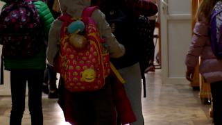 Două eleve de clasa a V-a, la spital după ce un băiat mai mare a dat cu spray lacrimogen în baia şcolii din Timişoara