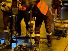 "Dacă vine o maşină mare s-ar putea să pocnească asfaltul". Avarie de proporţii la reţeaua de canalizare din Suceava