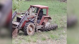Doi bărbaţi din Gorj, supravieţuire miraculoasă după ce s-au răsturnat cu tractorul şi au rămas prinşi sub utilaj