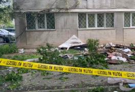 Explozie puternică într-un bloc din Iaşi, de la o trotinetă electrică. Suflul deflagraţiei a smuls un perete al clădirii, un tânăr a ajuns la spital