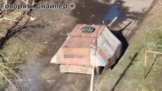 Tancul Ţestoasă al ruşilor, de care a râs tot internetul, s-a dovedit util. Momentul în care duce soldaţi pe front fără a fi lovit