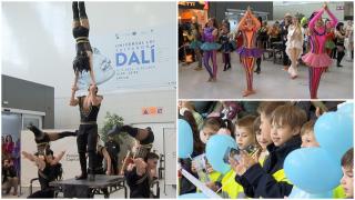 Circ pe Aeroportul Otopeni. 80 de acrobați de la Circul Metropolitan au "zburat" printre pasageri: "Îmi dă puțin fiori"