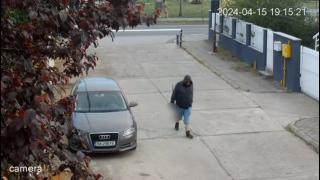 Alertă în Timișoara. Polițiștii caută un individ care, înarmat cu un topor, a amenințat cu moartea o familie cu 4 copii