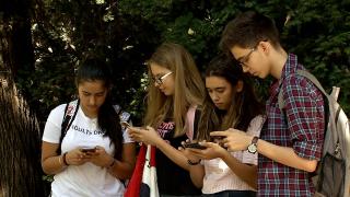 "Ştiu, e foarte mult!" Câte ore pe zi stau românii pe telefon. Unii îşi pun alarme ca să se poată dezlipi, cu greu, de ecran