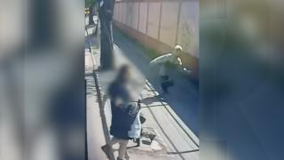 Bătrână tâlhărită de doi adolescenţi, într-un autobuz din Sectorul 5. După ce i-au smuls 2 lanţuri de la gât, minorii au rupt-o la fugă