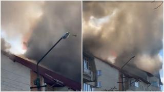 Momente de panică în Rădăuţi. Un incendiu devastator a cuprins acoperişul unui bloc 