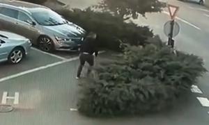 Momentul în care un tânăr îi dă cu spray paralizant în ochi unui bărbat şi îi fură telefonul, în Timişoara