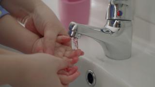 Copil de doi ani, opărit din joacă. Copilul a învârtit robinetul în timp ce mama îi făcea baie