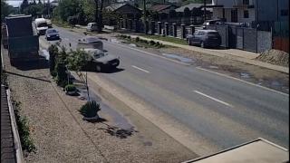 O clipă de neatenţie putea fi fatală. Momentul în care o şoferiţă intră pe contrasens şi izbeşte o maşină care circula regulamentar, în Buzău