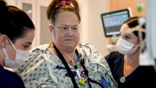 O americancă, aflată la un pas de moarte, a primit un rinichi de porc modificat genetic. Femeia se poate deplasa şi se simte bine