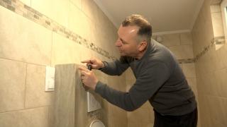 Ciprian a refuzat să plătească 24.000 de euro meşterilor şi îşi renovează singur garsoniera din Cluj. Cât îl costă acum