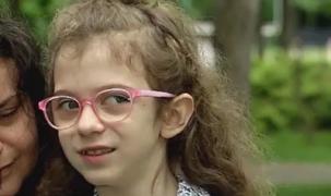 "Există un om în cer, se numește Domnul Dumnezeu". Zoe a plecat din spital cu opt diagnostice, iar acum, la 9 ani, speră la o şansă pentru o viaţă fără probleme