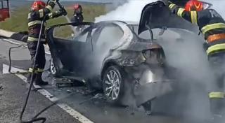 Maşină înghiţită de flăcări, în mers, pe centura Sucevei. Coloanele de fum negru puteau fi observate de la kilometri distanţă