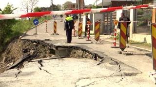 Stare de alertă zonală în Cluj din cauza străzii surpate. Localnicii au nevoie de un drum alternativ ca să ajungă acasă
